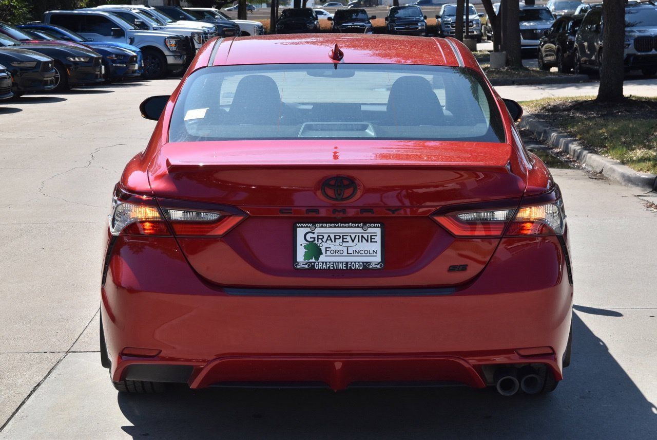 Used 2022 Toyota Camry SE w/ Convenience Package FWD image 9