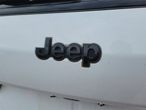 Used 2023 Jeep Grand Cherokee L Laredo image 10