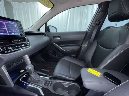 Used 2022 Toyota Corolla Cross XLE w/ Convenience Package image 21