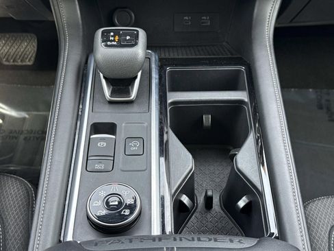 Used 2025 Nissan Pathfinder SV image 13