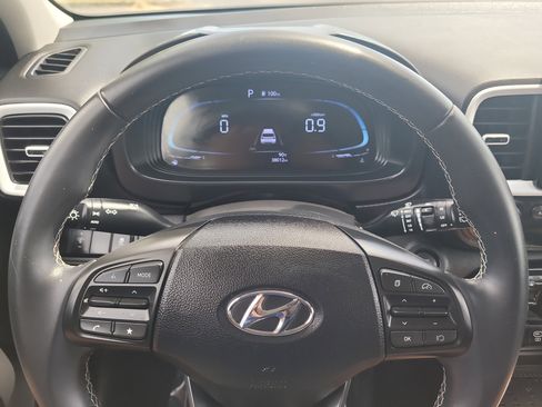 Used 2023 Hyundai Venue Limited FWD image 28