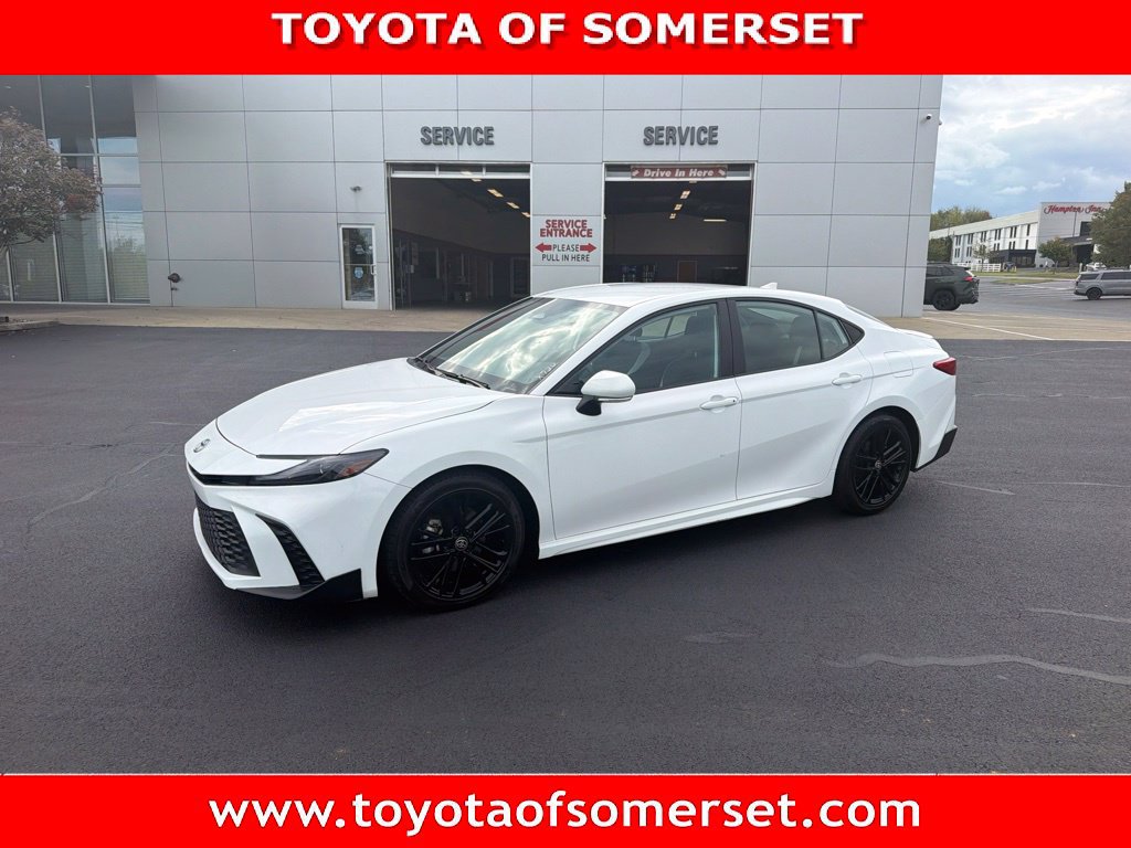 Used 2025 Toyota Camry SE FWD image 1