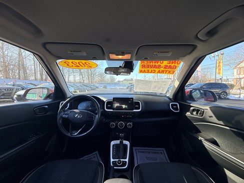 Used 2023 Hyundai Venue Limited image 16