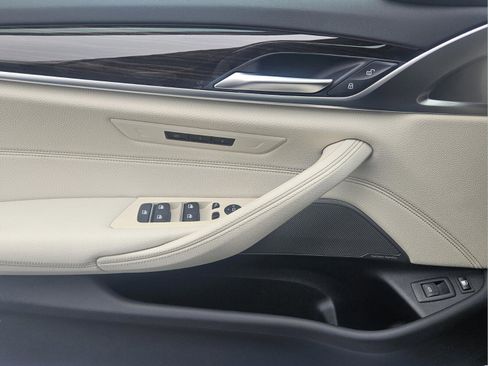 Used 2023 BMW 530e w/ Premium Package image 30