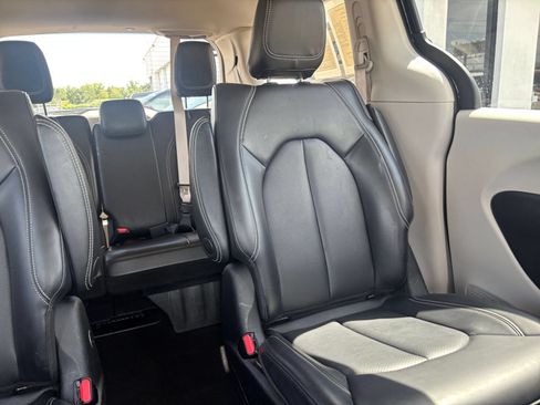 Used 2023 Chrysler Pacifica Touring-L FWD image 40