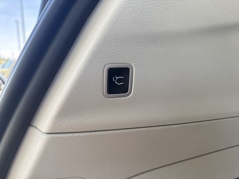 Used 2024 Chrysler Pacifica Touring-L FWD image 19