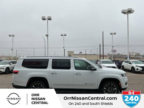 Used 2023 Jeep Wagoneer L Series III w/ Premium Group I image 4