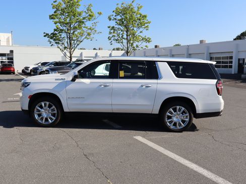 Used 2024 Chevrolet Suburban High Country AWD/4WD image 7