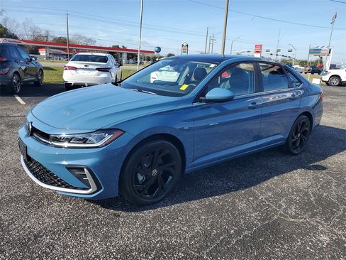 Used 2025 Volkswagen Jetta SE image 2