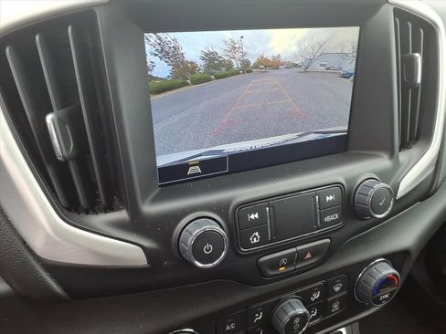 Used 2024 GMC Terrain SLT image 37