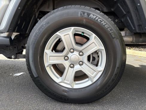 Used 2022 Jeep Gladiator Sport image 15