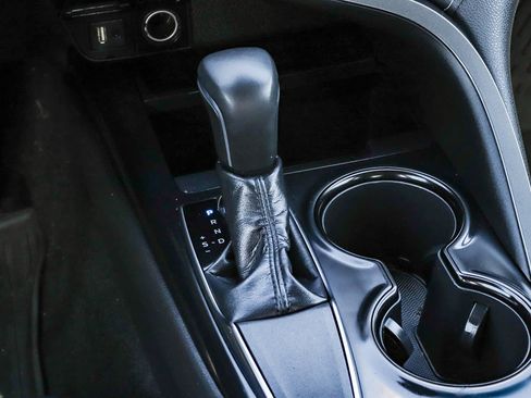 Used 2018 Toyota Camry SE FWD image 23