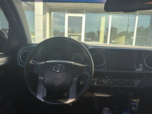 Used 2016 Toyota Tacoma TRD Sport w/ Towing Package AWD/4WD image 9