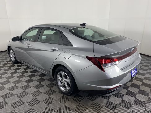 Used 2021 Hyundai Elantra SE FWD image 8