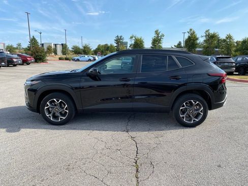 Used 2025 Chevrolet Trax LT FWD image 4