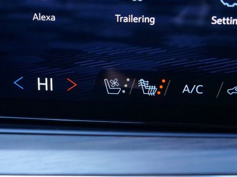 Used 2025 Chevrolet Suburban Premier image 17