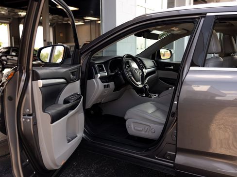 Used 2017 Toyota Highlander XLE AWD/4WD image 30