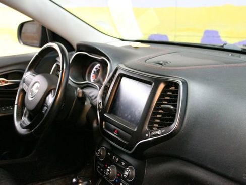 Used 2019 Jeep Cherokee Trailhawk AWD/4WD image 10