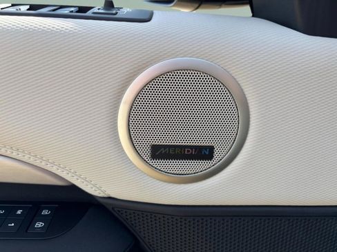 Certified 2025 Land Rover Discovery Dynamic SE image 37