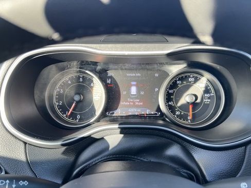 Used 2023 Jeep Cherokee Altitude Lux image 27