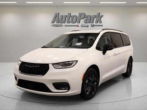 New 2026 Chrysler Pacifica Select w/ S Appearance Package FWD image 3