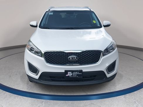 Used 2017 Kia Sorento FWD w/ LX Convenience Package image 2