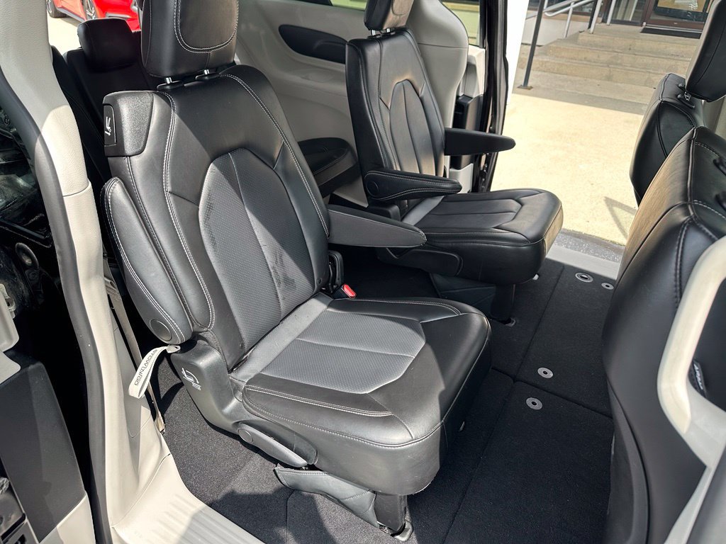 Used 2024 Chrysler Pacifica Touring-L FWD image 14