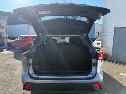 Used 2020 Toyota Highlander XLE image 28