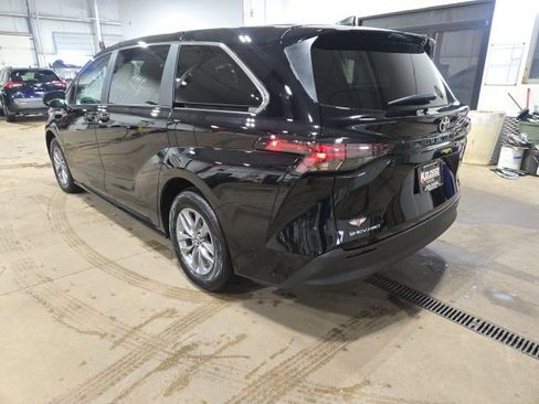 Used 2026 Toyota Sienna LE image 4