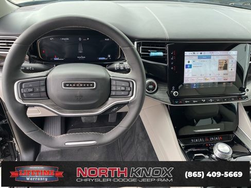 Used 2023 Jeep Wagoneer L Series II w/ Premium Group I image 7