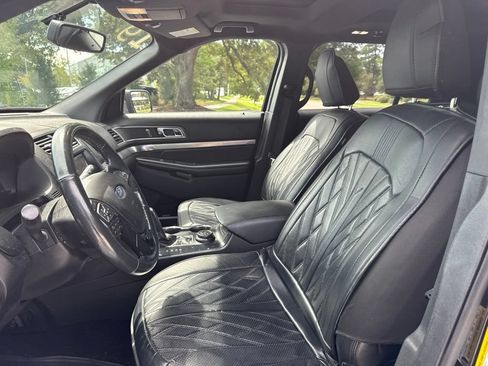 Used 2019 Ford Explorer XLT w/ Equipment Group 202A AWD/4WD image 11