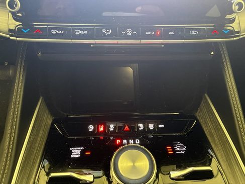 Used 2024 Jeep Wagoneer Series III AWD/4WD image 21