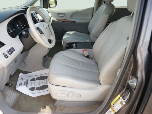 Used 2013 Toyota Sienna XLE FWD image 9