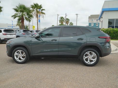 Used 2025 Chevrolet Trax LS w/ LS Convenience Package FWD image 8