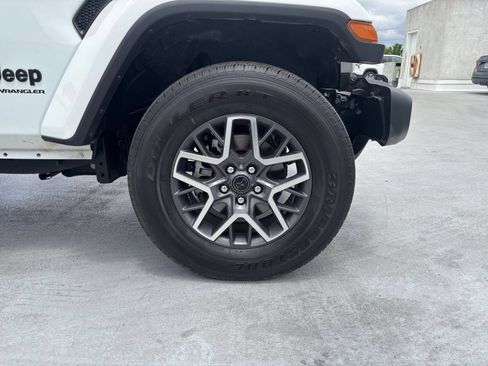 Used 2025 Jeep Wrangler Unlimited Sahara AWD/4WD image 30