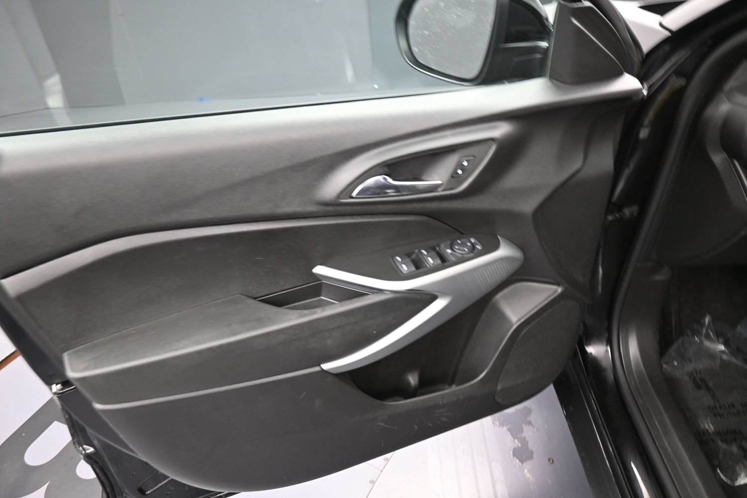 Used 2025 Chevrolet Trax RS FWD image 13
