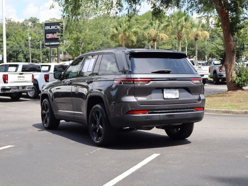 Used 2023 Jeep Grand Cherokee Altitude RWD image 3