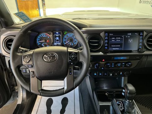 Used 2021 Toyota Tacoma TRD Sport w/ Technology Package AWD/4WD image 19