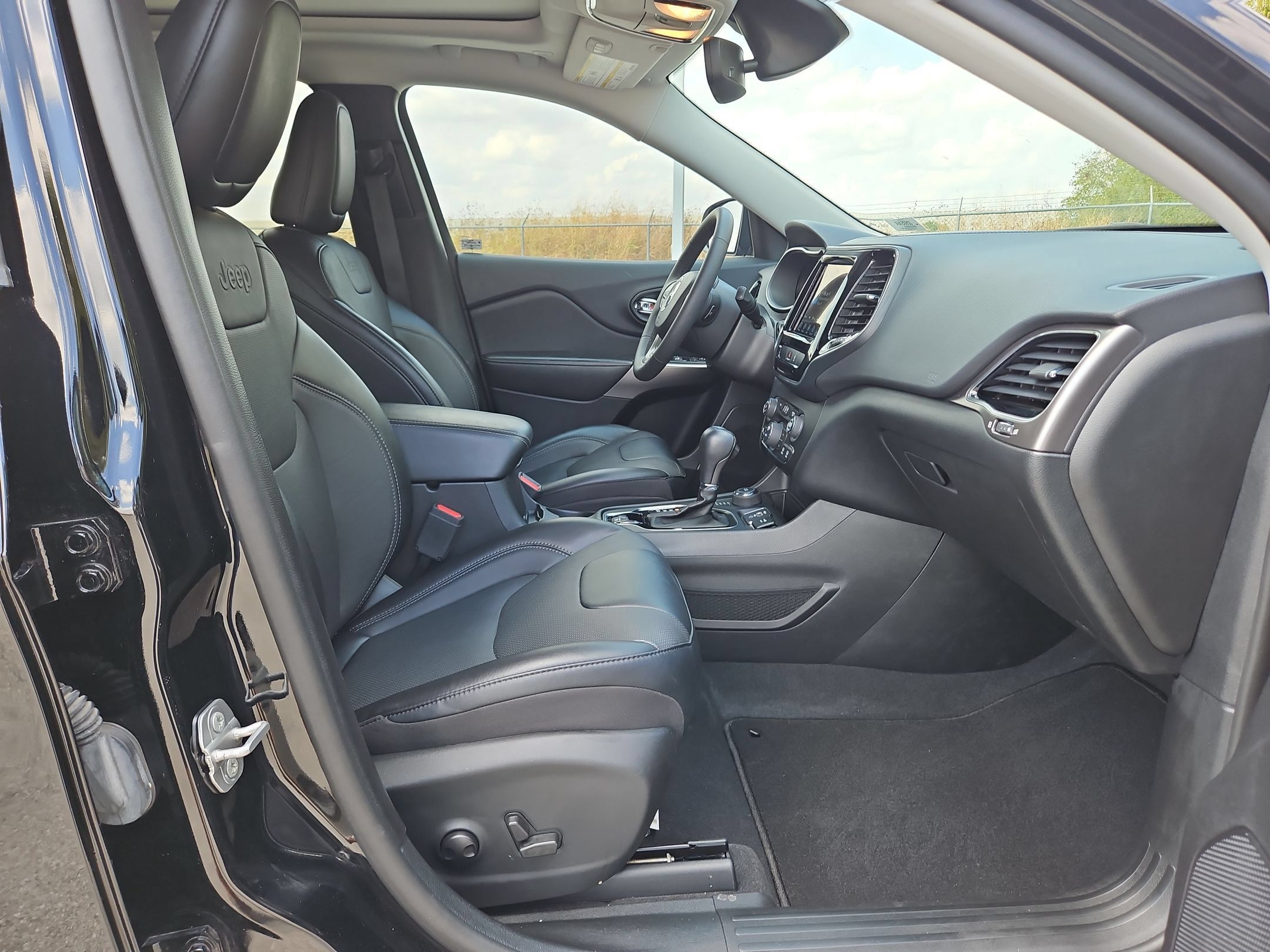Used 2022 Jeep Cherokee Limited AWD/4WD image 27