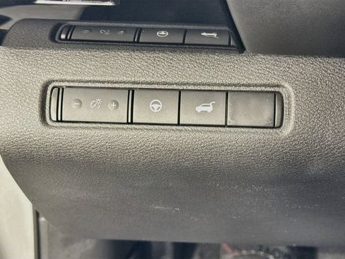 Used 2025 Nissan Pathfinder SV FWD image 10