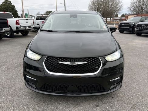 Used 2024 Chrysler Pacifica Touring-L image 3