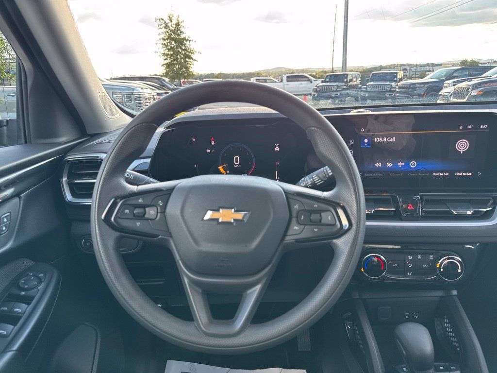 Used 2025 Chevrolet TrailBlazer LT AWD/4WD image 24