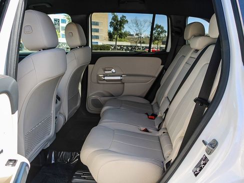 Used 2025 Mercedes-Benz GLB 250 4MATIC image 19