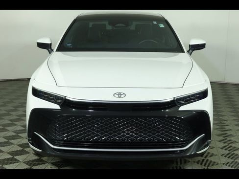 Used 2023 Toyota Crown Limited image 17