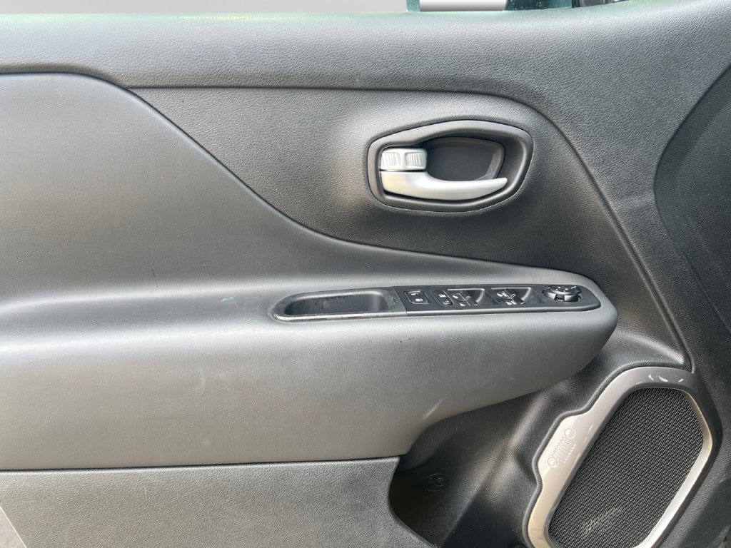 Used 2023 Jeep Renegade Latitude AWD/4WD image 19