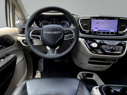 Used 2023 Chrysler Pacifica Touring-L FWD image 9