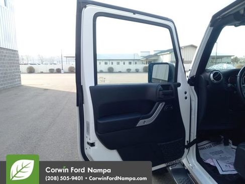 Used 2016 Jeep Wrangler Unlimited Sahara w/ Connectivity Group image 10