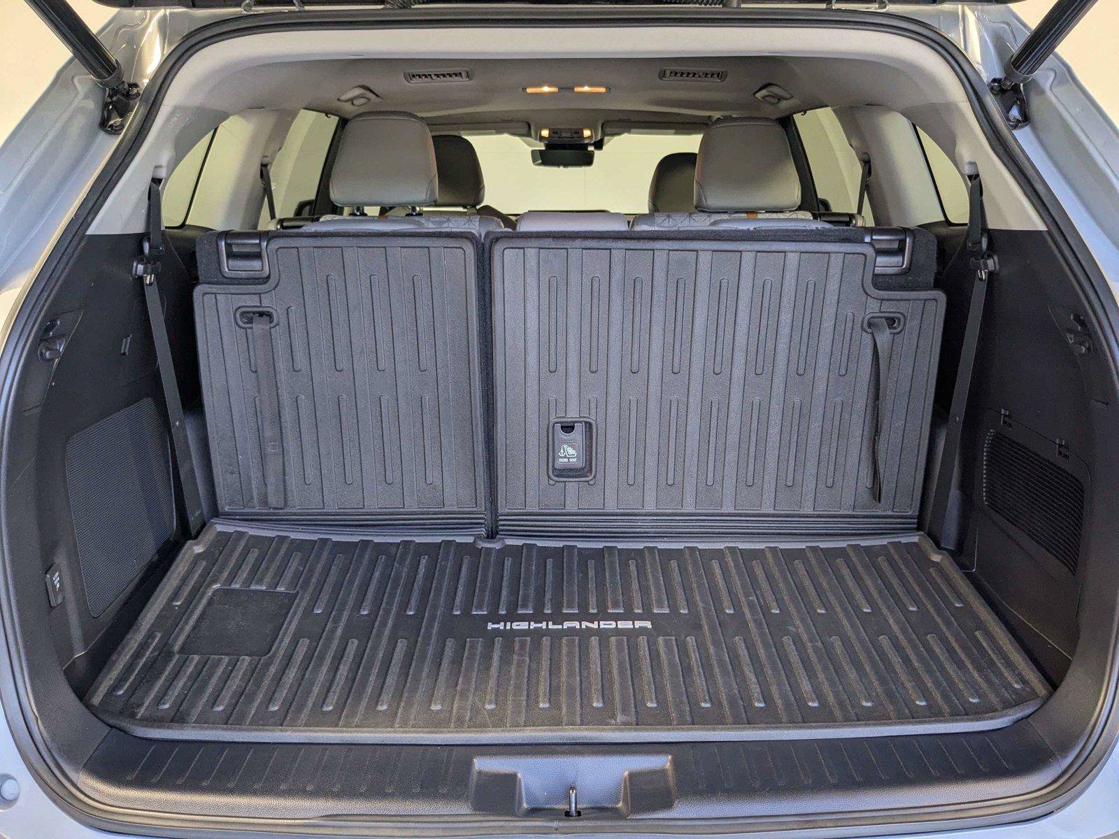 Used 2023 Toyota Highlander Bronze Edition FWD image 8