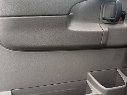Used 2015 Chevrolet Express 2500 RWD image 2