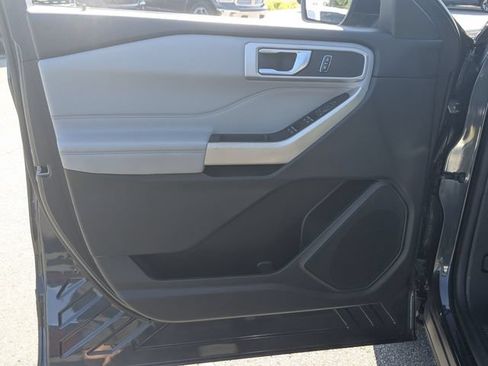 Certified 2022 Ford Explorer XLT w/ Equipment Group 202A RWD image 9